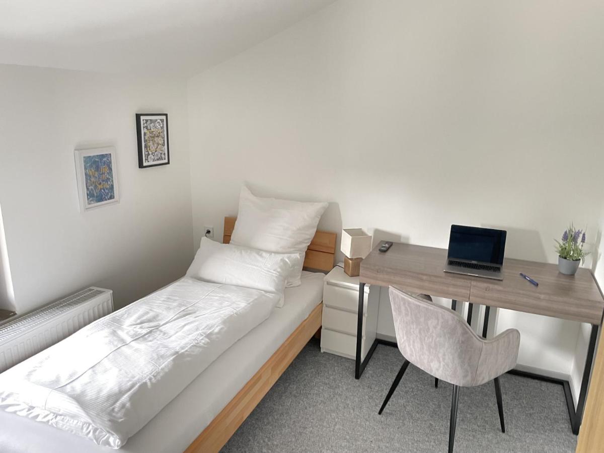 Hotel-Am-Bahnhof Stuttgart-Дитцинген Номер фото